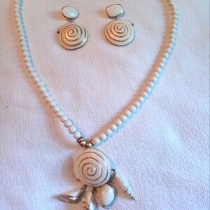 Women's vintage 15-in peal color and gold beaded necklace and earring set